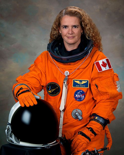 Жюлі Паєтт за освітою комп'ютерний інженер, проте у 1992 році була відібрана серед 5330 бажаючих і стала астронавтом.