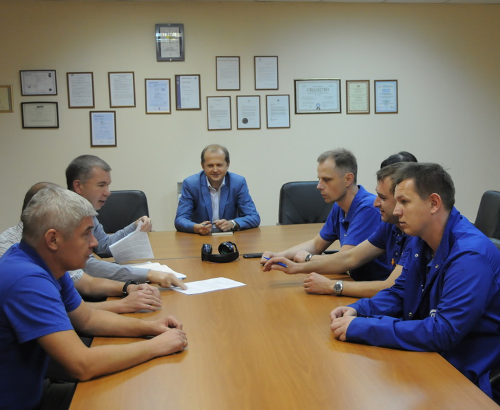 Усі питання на підприємстві вирішують колегіально. Юрію Юрову (в центрі) вдалося згуртувати справжню команду професіоналів. Фото автора