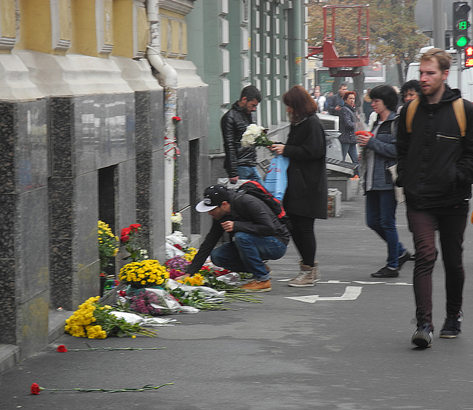 Харків’яни несуть квіти і свічки на місце загибелі людей. Фото з сайту sq.com.ua