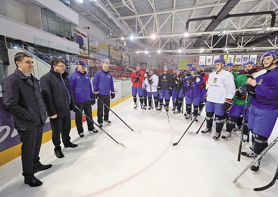 Четвертий період — спілкування хокеїстів із посадовцями. Фото Укрiнформу