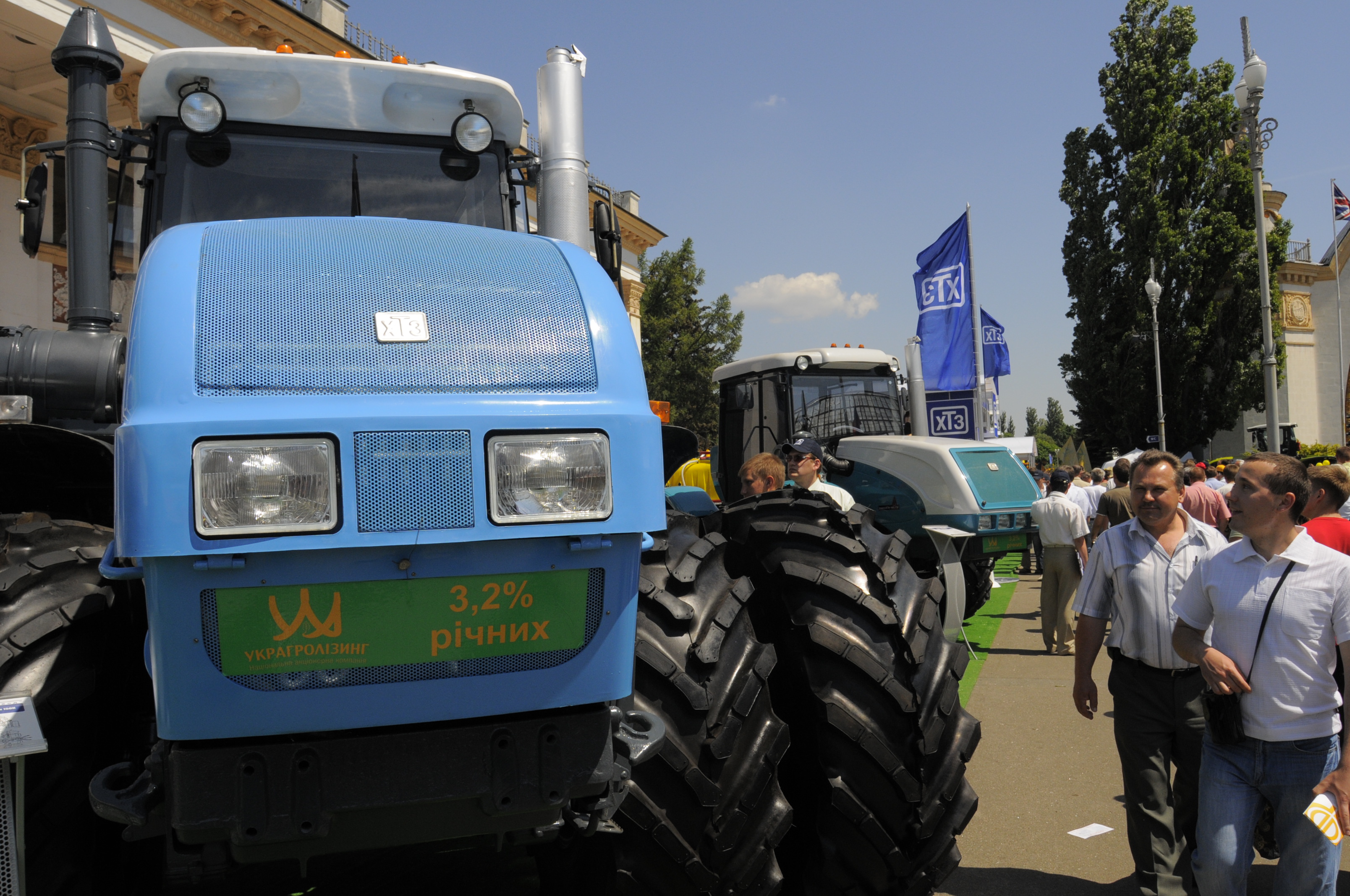 Сподіваємося, що продукція Харківського тракторного заводу невдовзі складе достойну конкуренцію закордонним аналогам. Фото Володимира ЗAЇКИ