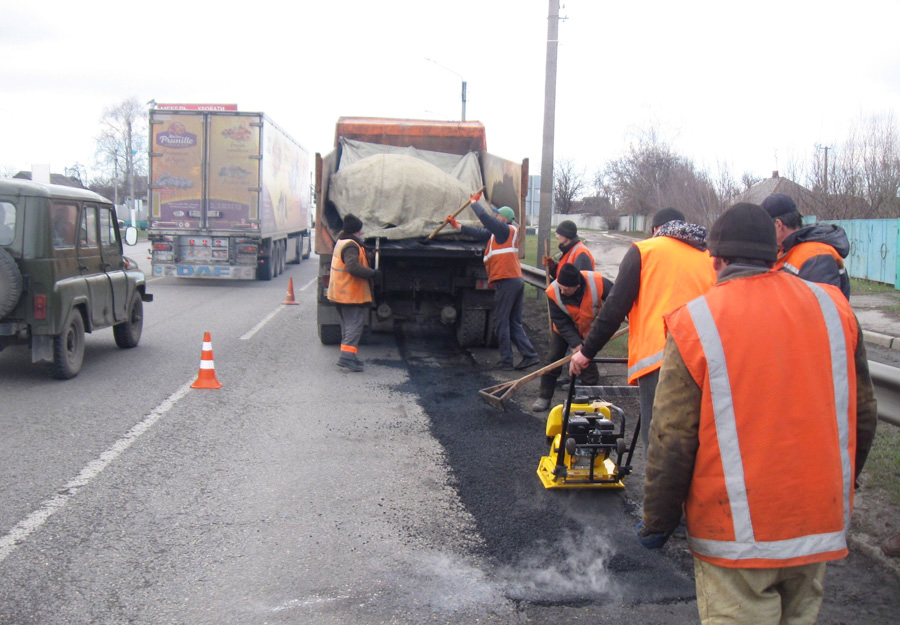 Вже з настанням перших погожих днів дорожники активізували ремонтні роботи. Фото з сайту new.kh.ukravtodor.gov.ua