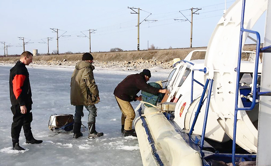 У Запорізькій області через стрімке танення льоду на водосховищах рятувальники використовують сучасну техніку на повітряній подушці «Марс-700», аби дістатися до зухвалих рибалок, які не змогли вибратися на берег. Фото з сайту timez.com.ua