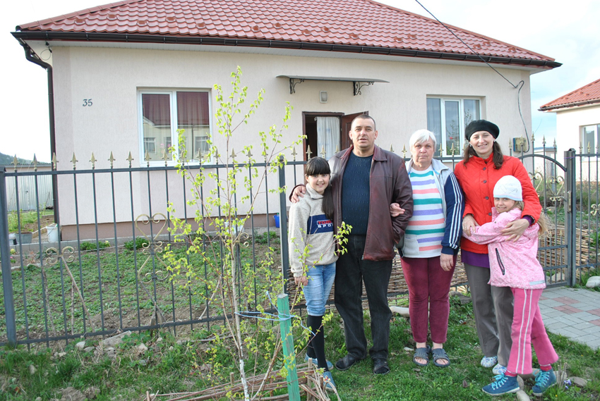 Родина Каралкіних із Луганщини знайшла прихисток у «солотвинському кварталі» у Тереблі й обживається на новому місці. Фото автора