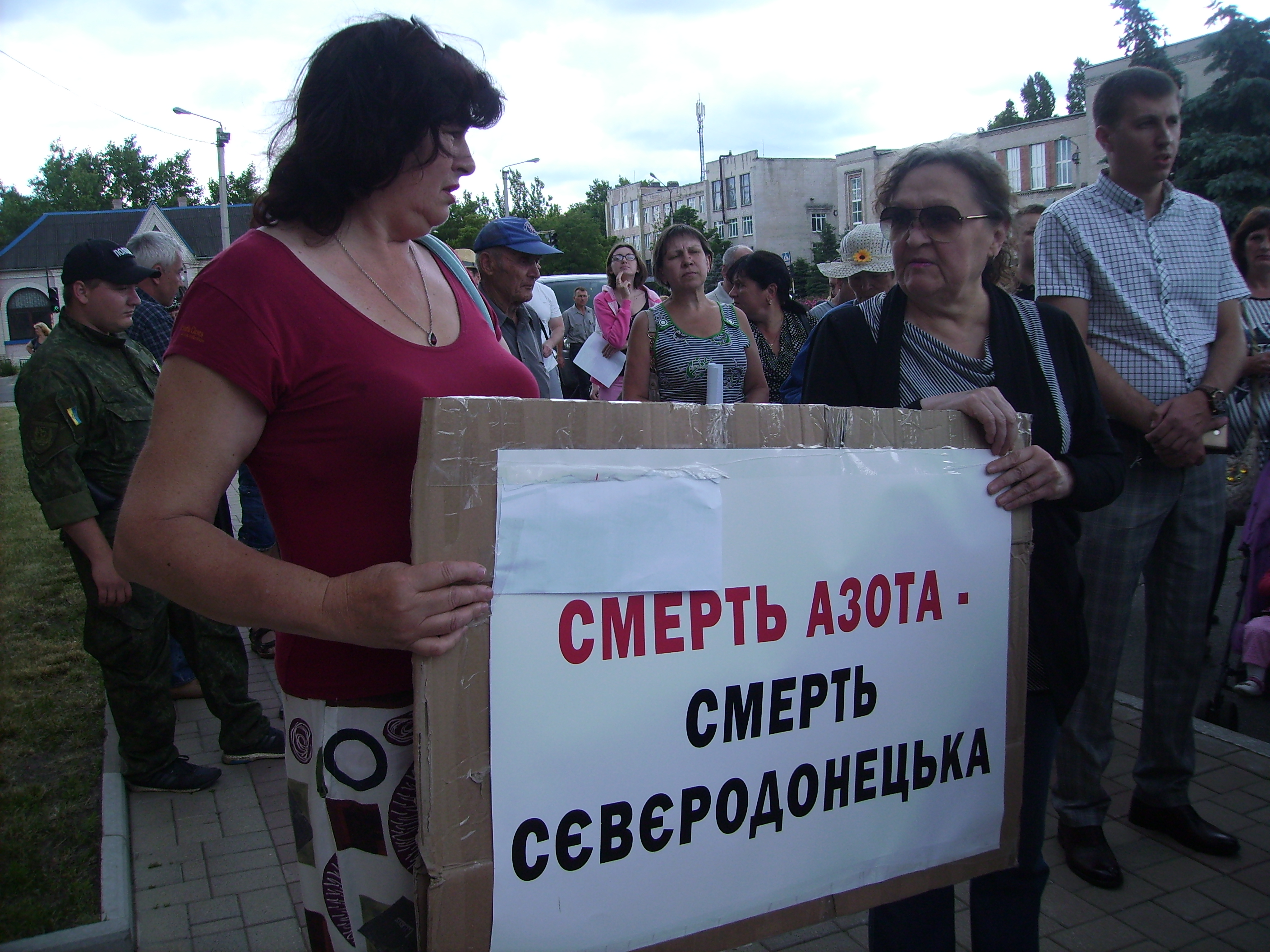 Учасники мітингу донесли вимоги до ОДА. Фото автора та з сайту Луганської ОДА у Фейсбуці