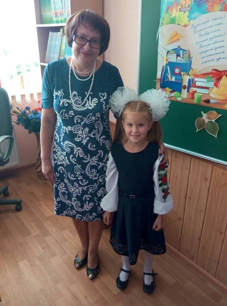 Підтримка першої вчительки залишається у памяті першачків на все життя. Фото Ярослави ПАНАСЮК