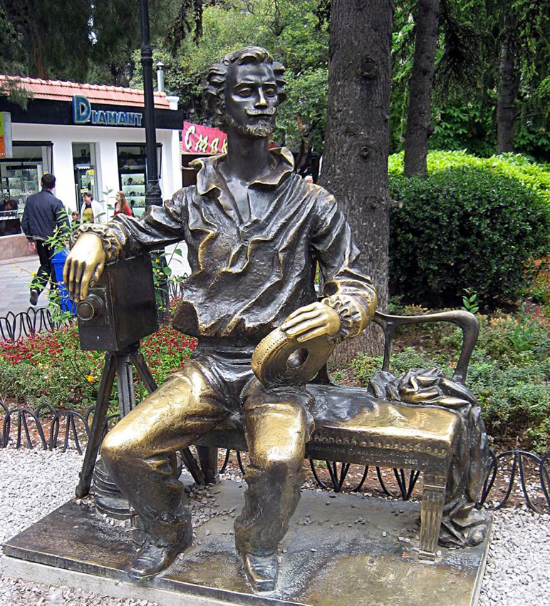 Пам’ятник Ханжонкову в Ялті зображує його донкіхотом синематографа, яким він залишався все життя.