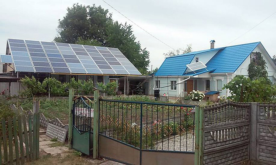Борис Домницький уже не мислить свого домоволодіння без сонячних панелей. Фото з сайту vechirka.net