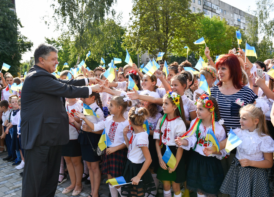 Діти Донеччини хочуть жити в мирному цивілізованому суспільстві. Фото з сайту president.gov.ua