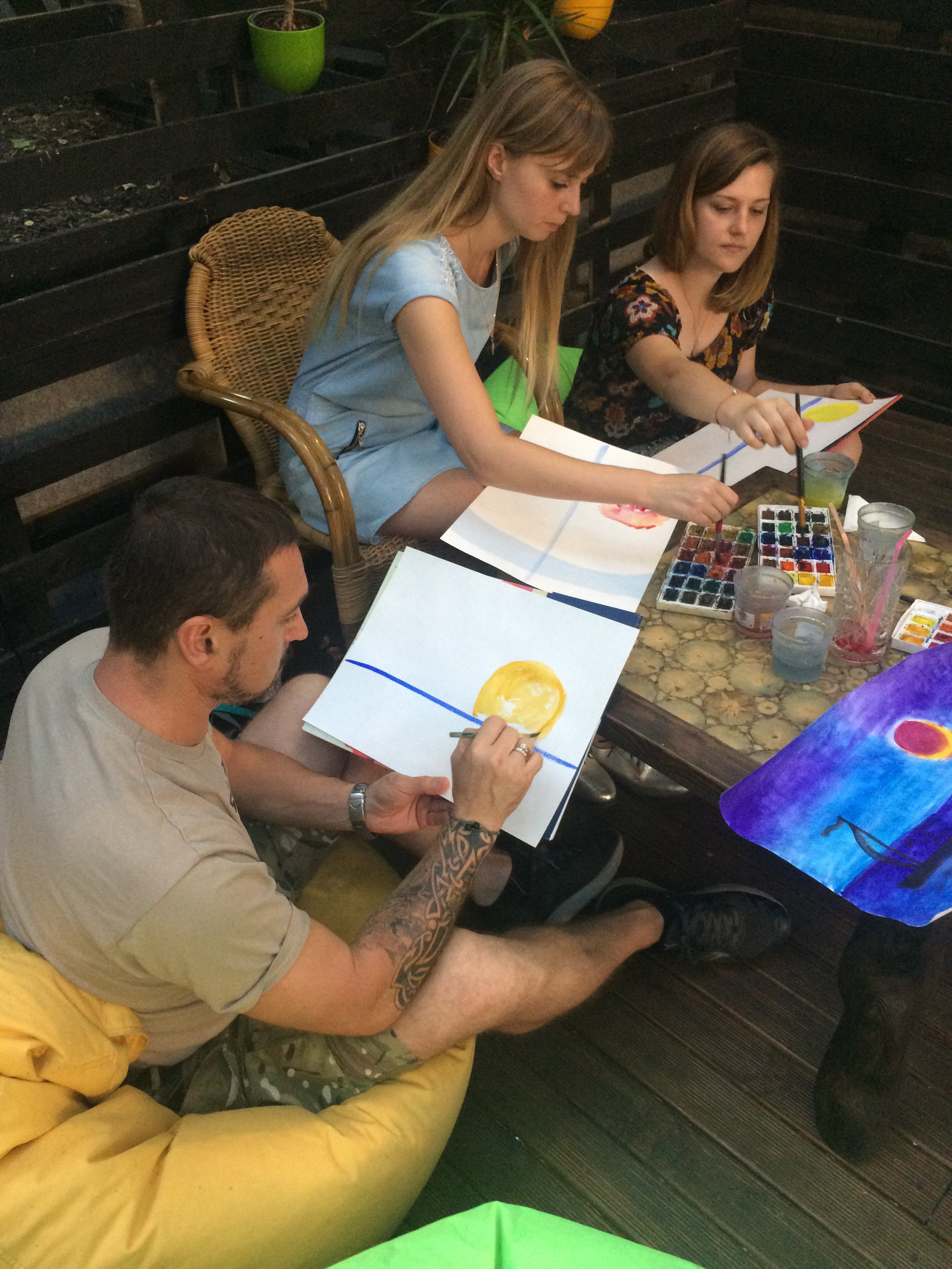 Заняття з арт-терапії здатні віддалити відвідувачів бодай на крок від спогадів про війну. Фото надане автором