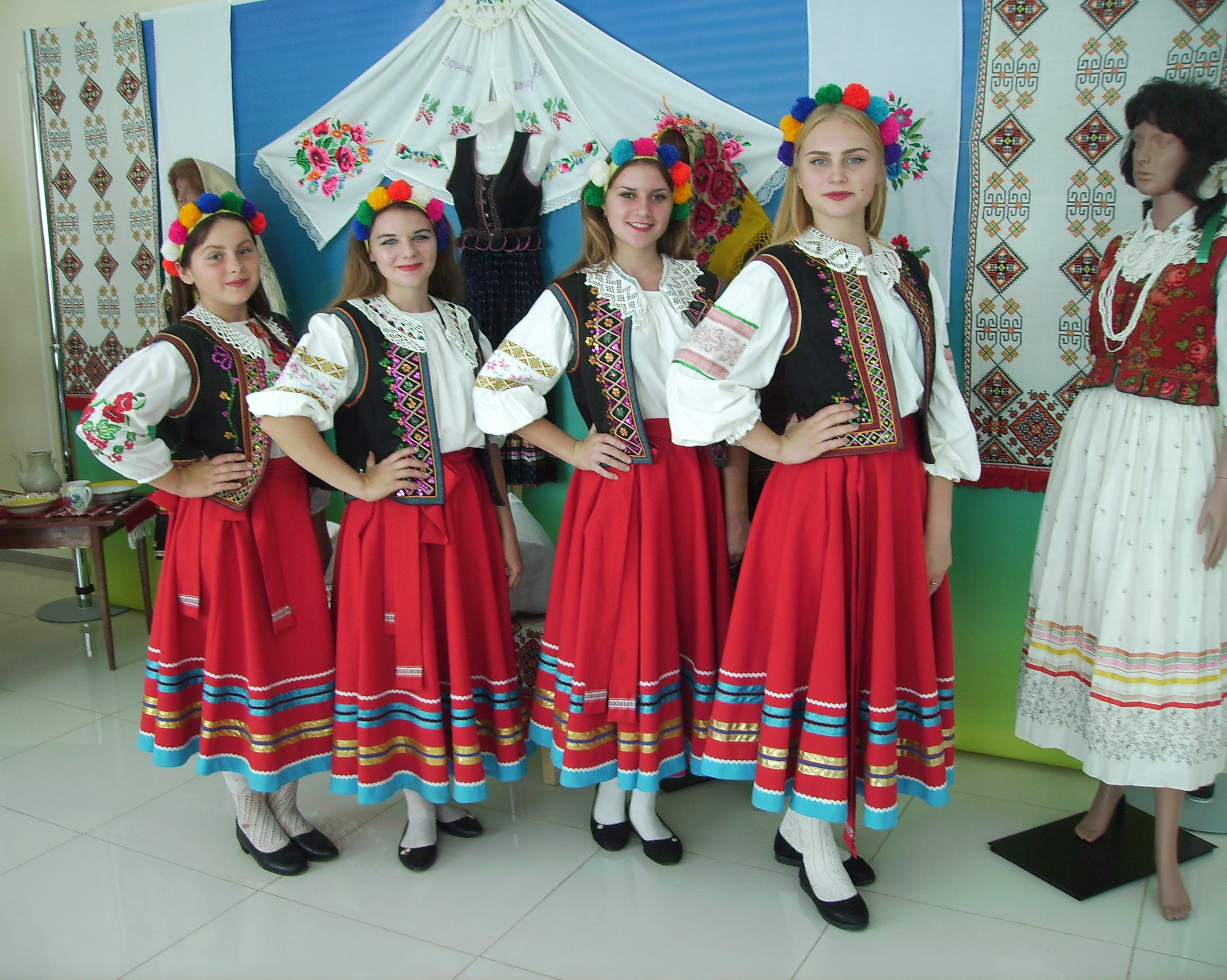 Дівчата з ансамблю «Мальви» не лише співають лемківські пісні, а й пошили собі автентичний одяг. Фото автора