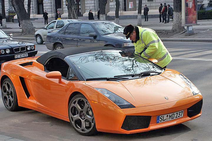 Завдяки раціональним рішенням влади можна контролювати кількість авто з іноземними номерами на дорогах. Фото з сайту kpcdn.net