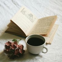 Спробуйте  хрустку свіжу запашну книжку до кави